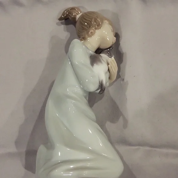 Llardo SLEEPING KITTY. #5712.No Cracks,Chips or . Beautul Condition.
